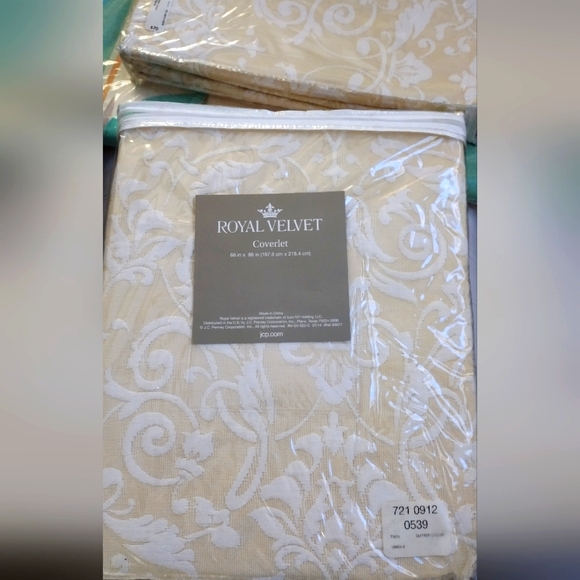 Royal Velvet Damask Twin Coverlet 66 x 86 in - Picture 2 of 5
